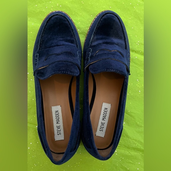 STEVE MADDEN Cyylo Classic Navy Velvet Loafers Sz. 7 💙✨ - Picture 3 of 8